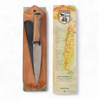 Cuchillo Inoxidable con Vaina de Cuero y Tabla alistonada en Blister