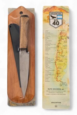 Cuchillo Inoxidable con Vaina de Cuero y Tabla alistonada en Blister